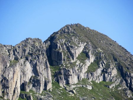 Foto de El pico Blauberg (2729 m) en el macizo de los Alpes suizos y en la zona de la montaña St. Gotthard Pass (Gotthardpass), Airolo - Cantón del Tesino (Tessin), Suiza (Schweiz) - Imagen libre de derechos