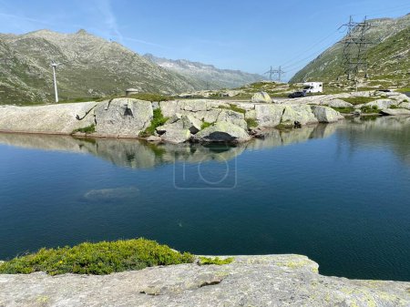 Téléchargez les photos : Atmosphère estivale sur le lac Lago di San Carlo (lac San Carlo) dans la région alpine suisse du col du Saint-Gothard (col du Gothard), Airolo - Canton du Tessin (Tessin), Suisse (Schweiz) - en image libre de droit