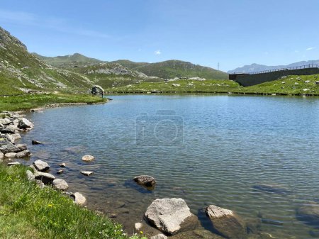 Téléchargez les photos : Atmosphère estivale sur le Lago dei Monti ou Lac des Montagnes dans la région alpine suisse du col du Saint-Gothard (Gotthardpass), Airolo - Canton du Tessin (Tessin), Suisse (Schweiz) - en image libre de droit