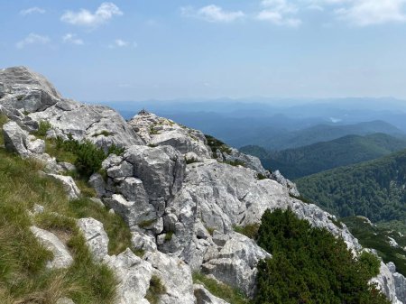 Herrliche Aussicht vom Gipfel des Veliki Risnjak im Nationalpark Crni Lug - Kroatien (Velicanstveni panoramski pogled sa vrha Veliki Risnjak u nacionalnom parku - Gorski kotar, Hrvatska)
