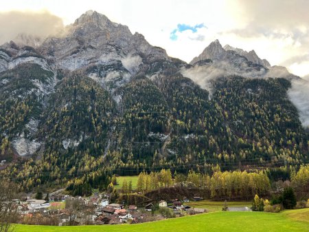 Foto de Picos rocosos alpinos Haldensteiner Calanda (2805 m) y Felsberger Calanda (2697 m) en el macizo de la montaña Calanda entre los valles del río Taminatal y Rheintal - Cantón de St. Gallen, Suiza / Schweiz - Imagen libre de derechos