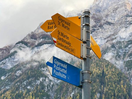 Señalización y señalización de montaña en las laderas de las montañas alpinas sobre el valle del río Taminatal y en el macizo de los Alpes suizos, Vaettis - Cantón de St. Gallen, Suiza (Schweiz)