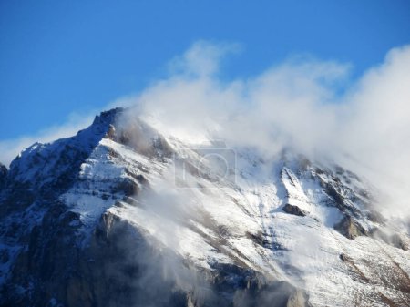 Foto de Pico rocoso alpino Haldensteiner Calanda (2805 m) en el macizo de la montaña Calanda entre los valles de los ríos Taminatal y Rheintal, Vaettis - Cantón de St. Gallen, Suiza (Kanton St. Gallen, Schweiz) - Imagen libre de derechos