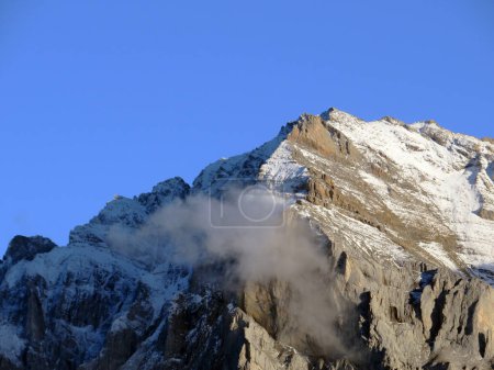 Foto de Pico rocoso alpino Haldensteiner Calanda (2805 m) en el macizo de la montaña Calanda entre los valles de los ríos Taminatal y Rheintal, Vaettis - Cantón de St. Gallen, Suiza (Kanton St. Gallen, Schweiz) - Imagen libre de derechos