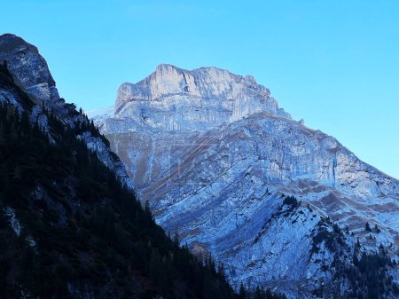 Foto de Pico rocoso alpino Drachenberg (2605 m) sobre el embalse del lago Gigerwaldsee y en la Arena Tectónica del Patrimonio Mundial de la UNESCO Sardona (UNESCO-Welterbe Tektonikarena Sardona), Vaettis - Suiza / Schweiz - Imagen libre de derechos
