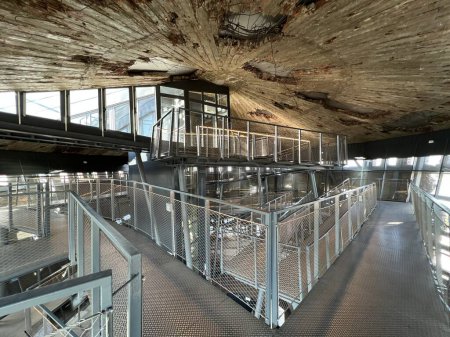 Foto de El interior de la torre de agua Vukovar con la escalera y las instalaciones, Croacia (Unutrasnjost vukovarskog vodotornja sa stubistem i instalacijama - Srijem, Hrvatska) - Imagen libre de derechos