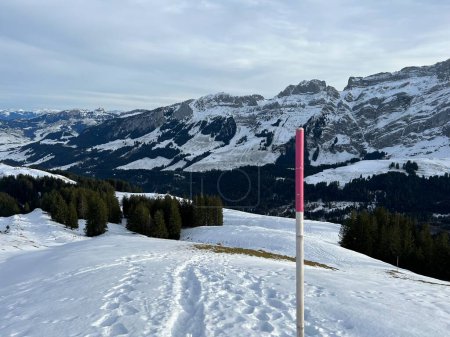 Foto de Maravillosas rutas de senderismo de invierno y rastros de nieve alpina fresca en las laderas de la cordillera Alpstein, Urnaesch (o Urnasch) - Cantón de Appenzell Innerrhoden, Suiza (Schweiz) - Imagen libre de derechos