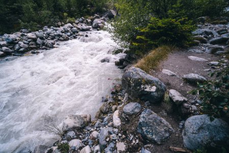 Téléchargez les photos : Sentier de randonnée au glacier Chalaadi à Mestia, Géorgie. Jour de pluie d'été. Le flux turbulent de la rivière. - en image libre de droit