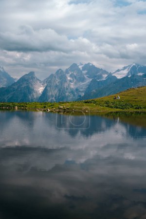 Téléchargez les photos : Lacs Koruldi dans les montagnes du Caucase, Mestia, région de Svaneti, Géorgie. Journée d'été, collines verdoyantes, pâturage de haute montagne pour le bétail, blanc, sommets enneigés. Nature et voyages. - en image libre de droit