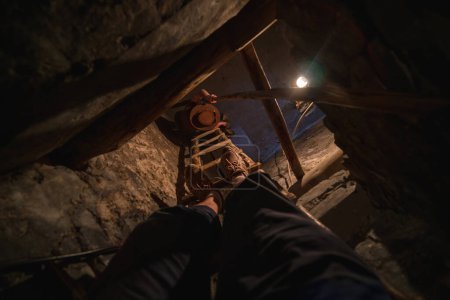 Téléchargez les photos : Un escalier entre les étages à l'intérieur. au pied des montagnes de la Veille. Tour intérieure de l'amour à Svaneti dans la partie des montagnes de la Géorgie - en image libre de droit