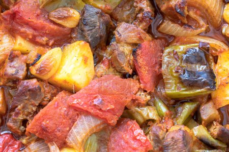 Foto de Vista superior del plato turco Guvech - carne al horno con berenjena y servido tradicionalmente en olla de barro (nombre turco; etli guvec patlican) - Imagen libre de derechos