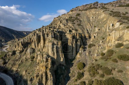 Téléchargez les photos : Cheminées de fées, Kula Geopark à l'emplacement Manisa, Turquie. Géoparc volcanique de Kula, également connu sous le nom de Kuladoccia. Il a été reconnu par l'UNESCO comme un géoparc mondial de l'UNESCO et est le seul géoparc du pays - en image libre de droit