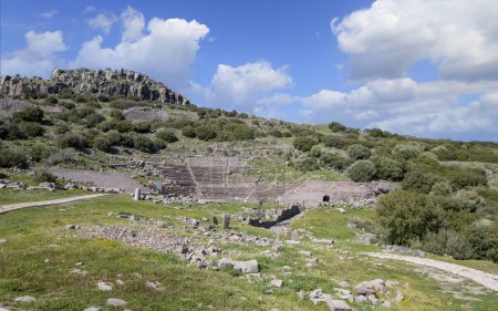 El Templo de Atenea ruina en Assos Ciudad Antigua. Vista panorámica. Canakkale, Turquía.