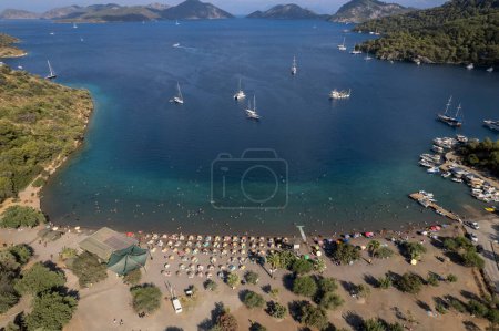 Téléchargez les photos : Sarsala beach bay dalaman Mediterranean bay with hills and pine forest blue water and boats - en image libre de droit