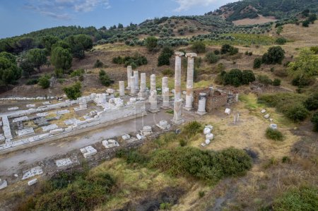 Foto de El Templo de Artemisa en Sardis, el cuarto templo más grande del orden jónico en el mundo, es un templo antiguo en las laderas occidentales de la acrópolis, debajo del Monte Tmolos. - Imagen libre de derechos