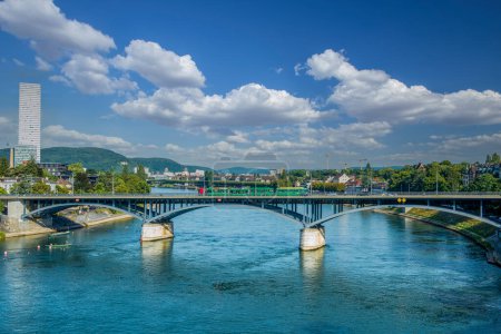 Téléchargez les photos : Skyline de la vieille ville de Bâle avec le Basler Minster et le Wettstein Bridge au premier plan par une journée de printemps nuageuse bleue. La photo a été prise le 27 août 2015 à Bâle, Suisse - en image libre de droit