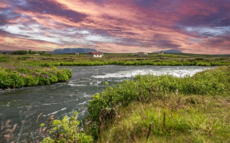 Sommer Island Landschaft mit reißenden Fluss bei trübem Wetter