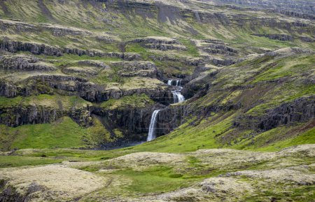 Cascada de Folaldafos en las montañas Oxi, Islandia