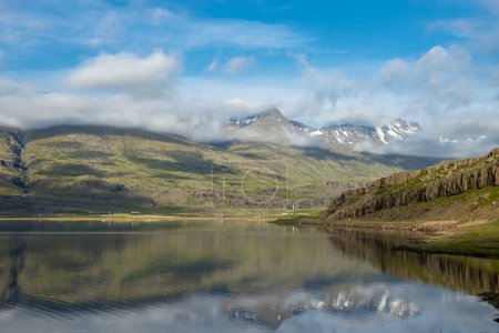 Paysage islandais spectaculaire en Islande, Nature pittoresque : Montagnes, Côté océan, Fjords, Champs.