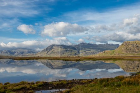 Espectacular paisaje islandés en Islandia, Naturaleza escénica: Montañas, Lado del mar, Fiordos, Campos.