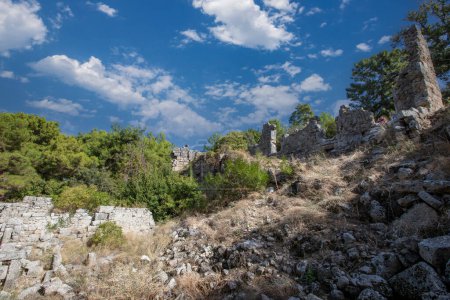 Phaselis Ancient City en Kemer de Antalya. Gloriosas playas, mar tranquilo, esnórquel fabuloso y todo dentro de antiguas ruinas que establecen la imaginación. El encantador lugar histórico a la tranquila playa.