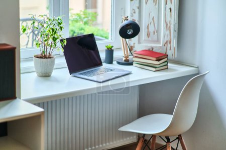Téléchargez les photos : Confortable lieu de travail confortable près de la fenêtre dans un intérieur blanc - en image libre de droit