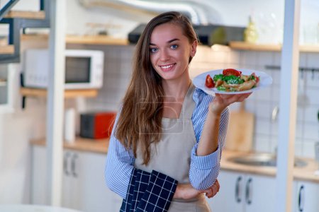 Foto de Retrato de una hermosa feliz feliz feliz alegre cocinero sonriente mujer con un plato de ensalada fresca - Imagen libre de derechos