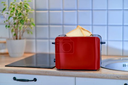 Téléchargez les photos : Grille-pain rouge moderne pour la cuisson des toasts - en image libre de droit
