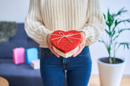 Foto de Dar caja de regalo en forma de corazón para el día de San Valentín para el 14 de febrero a personas queridas - Imagen libre de derechos