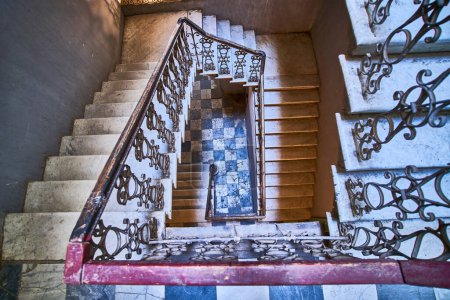 Téléchargez les photos : Escalier vintage en colimaçon dans la vieille maison à Tbilissi, Géorgie - en image libre de droit