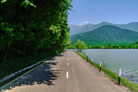Foto de Paisaje de carretera con vista al lago y las montañas - Imagen libre de derechos