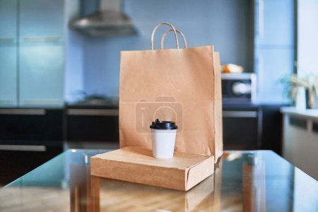 Téléchargez les photos : Sacs de livraison rapide à domicile avec plats à emporter et boissons - en image libre de droit