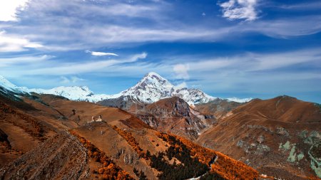Téléchargez les photos : Paysage de majestueux paysage célèbre montagne Kazbegi en Géorgie pays - en image libre de droit