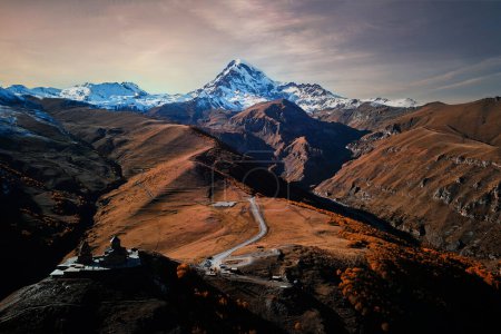 Téléchargez les photos : La route vers le célèbre majestueux mont Kazbegi, le troisième plus haut sommet de Géorgie. Grand Caucase. Stepantsminda, Gergeti - en image libre de droit