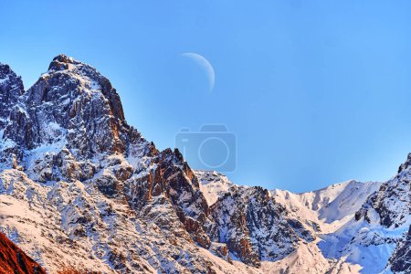 Téléchargez les photos : Paysage de la magnifique crête de montagne enneigée majestueuse en Géorgie - en image libre de droit