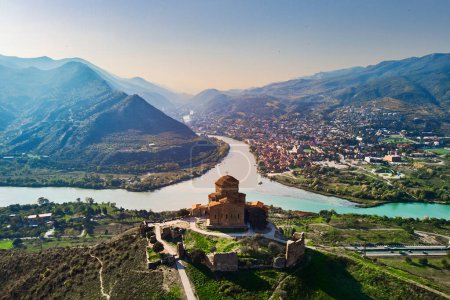 Foto de Vista superior de la confluencia de dos ríos y el monasterio de Jvari en la ciudad de Mtskheta en el país de Georgia - Imagen libre de derechos