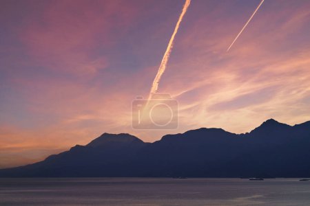 Téléchargez les photos : Silhouette de mystérieuses montagnes brumeuses au coucher du soleil - en image libre de droit