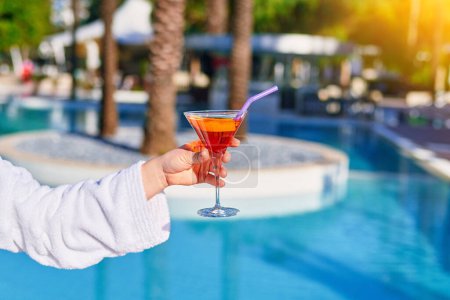 Foto de Relaxing vacations with refreshing aperol cocktail by the pool at the all-inclusive resort - Imagen libre de derechos