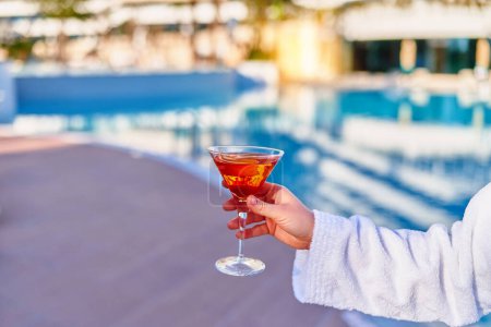 Foto de Relaxing summer vacations with refreshing aperol cocktail by the pool at the all-inclusive resort - Imagen libre de derechos