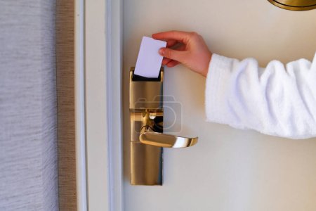 Téléchargez les photos : Using key card for access digital door systems and unlocking door in hotel room - en image libre de droit