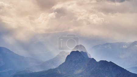 Foto de Silueta de misteriosas montañas brumosas al atardecer - Imagen libre de derechos