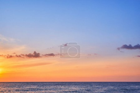 Téléchargez les photos : Paysage de paisible fond d'écran ciel calme avec des nuages et la mer - en image libre de droit