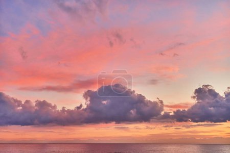 Téléchargez les photos : Paysage de paradis calme serein dégradé rose ciel idyllique avec des nuages duveteux - en image libre de droit