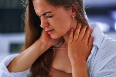 Foto de Primer plano de la mujer enferma dolorosa enferma que sufre de dolor en el nervio y el cuello inflamación pellizcado. Problemas de salud - Imagen libre de derechos