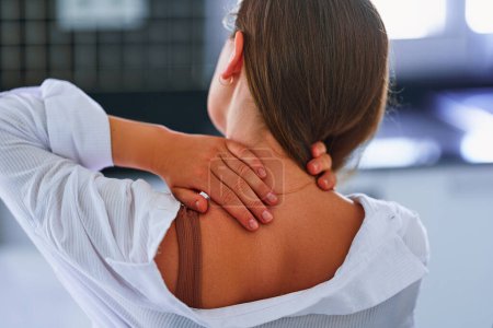 Téléchargez les photos : Gros plan de la femme malsaine douloureuse souffrant d'inflammation pincée nerf et douleur au cou. Problèmes de santé - en image libre de droit