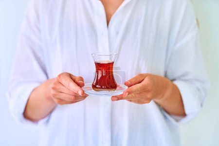 Foto de Beber té turco tradicional femenino - Imagen libre de derechos