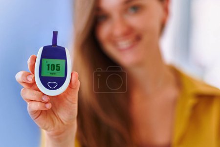 Foto de Paciente diabética mujer que usa medidor de glucosa para medir y monitorear el nivel de sangre. Atención sanitaria y tratamiento de la diabetes mellitus - Imagen libre de derechos
