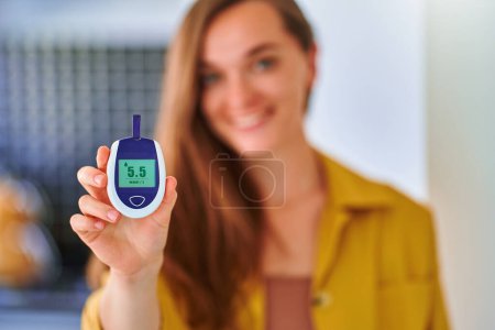 Foto de Paciente diabética mujer que usa medidor de glucosa para medir y monitorear el nivel de sangre. Atención sanitaria y tratamiento de la diabetes mellitus - Imagen libre de derechos