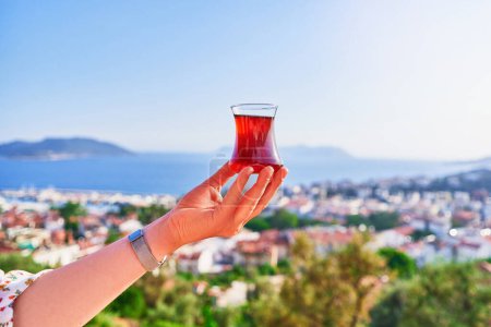 Téléchargez les photos : Boire du thé turc traditionnel avec une belle vue à la journée ensoleillée pendant les vacances - en image libre de droit