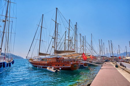 Foto de Paisaje de barcos turísticos de madera amarrados en una laguna azul azulada - Imagen libre de derechos